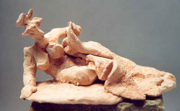 Au lit !, terre cuite  (2004) copyright D. Aliquot (ADAGP)